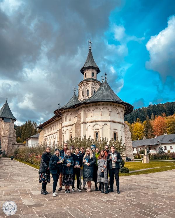 Oaspeți din Polonia, prezenți la Hramul Sfintei Parascheva, la invitația membrilor ASCOR Iași in fata Bisericii