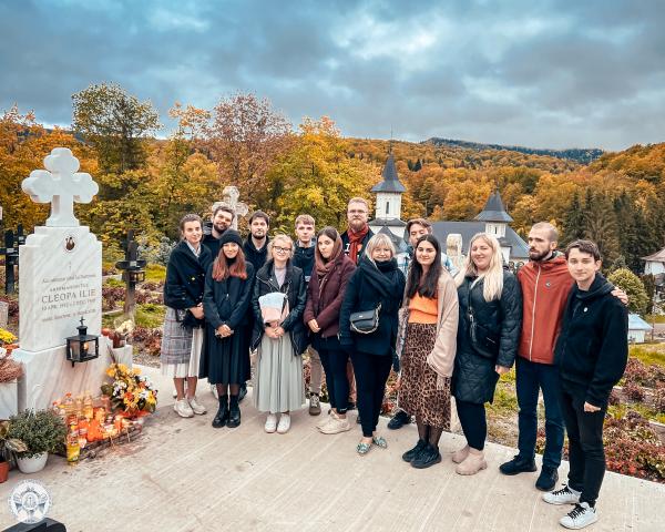 Oaspeți din Polonia, prezenți la Hramul Sfintei Parascheva, la invitația membrilor ASCOR Iași la mormantul Pr Cleopa