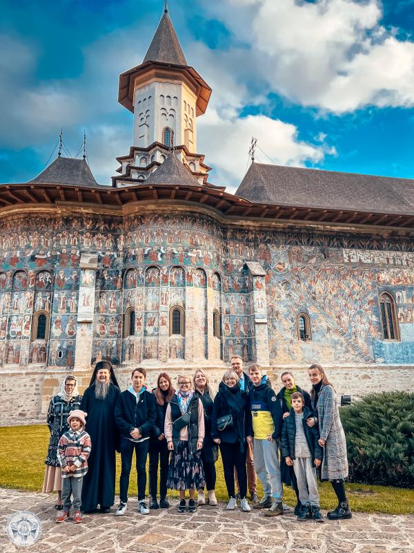 Oaspeți din Polonia, prezenți la Hramul Sfintei Parascheva, la invitația membrilor ASCOR Iași langa Biserica