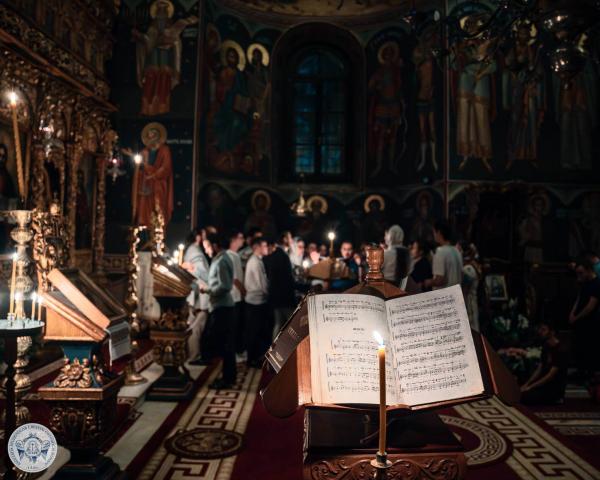 Tineri Cantand din Strana - Priveghere Iasi Tineri Ortodocsi din ASCOR, ATOR, Studenti pentru viata si Prietenii Sfintilor Trei Ierarhi Sfarsit de An Universitar 2024