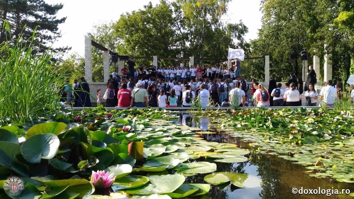 Tinerii In Concert De Folk La Grădina Botanică Din Iași