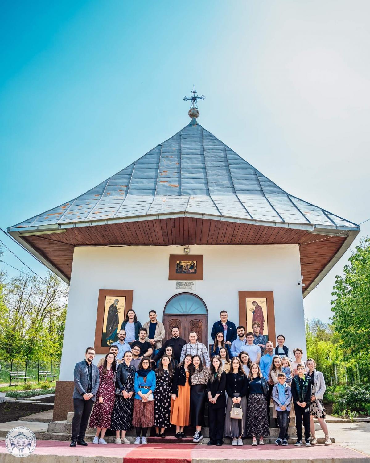 Grup de Tineri de la ASCOR IASI la Liturghie Misionara stand la intrare in fata Sfintei Biserici - Cred Doamne Ajută necredinței mele - Gânduri dintr-o liturghie misionară - Iustinian Voluntar ASCOR Iași