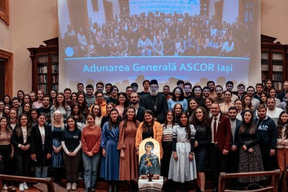 Poza-de-grup-cu-toti-tinerii-participanti-ASCOR-la-Dialog cu Părintele Nicodim Petre - Adunarea Generală ASCOR - 24-03-2024